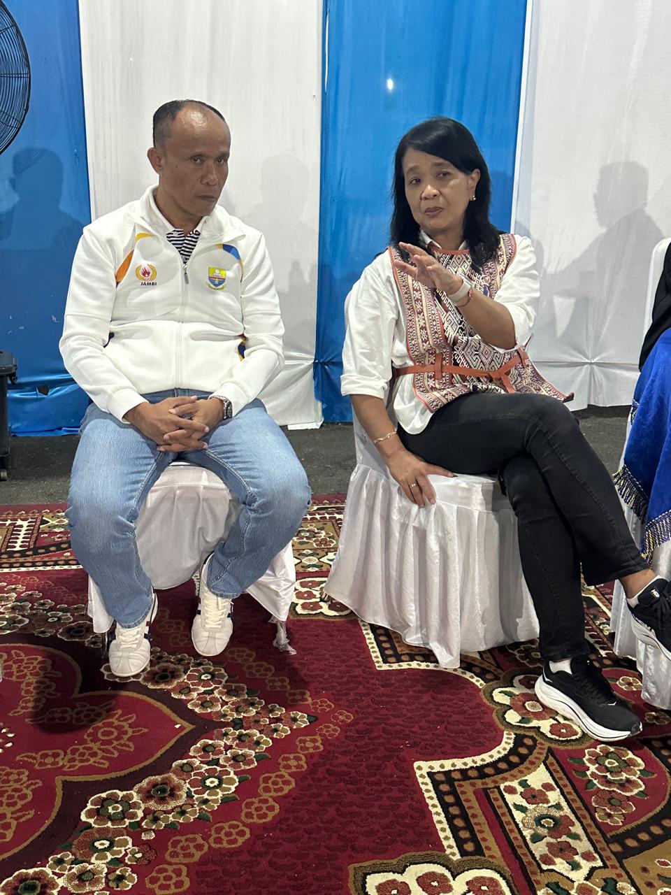 Keakraban Ketum KONI Jambi AKBP Sanusi dan Wamen PUPR Ir Diana Kusumastuti Curi Perhatian di Penutupan Turnamen Gateball