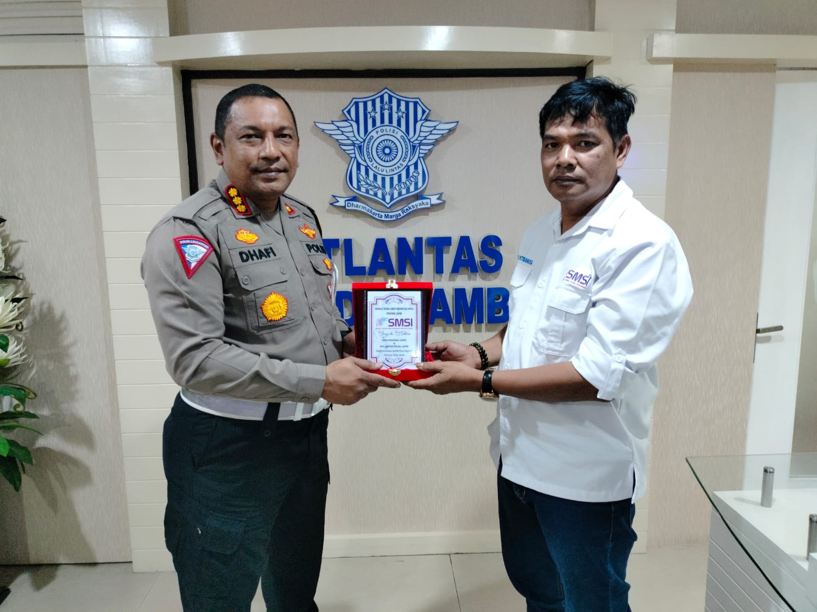 Puji Program Ditlantas Polda Jambi, Pengurus SMSI Provinsi Jambi Berikan Cinderamata