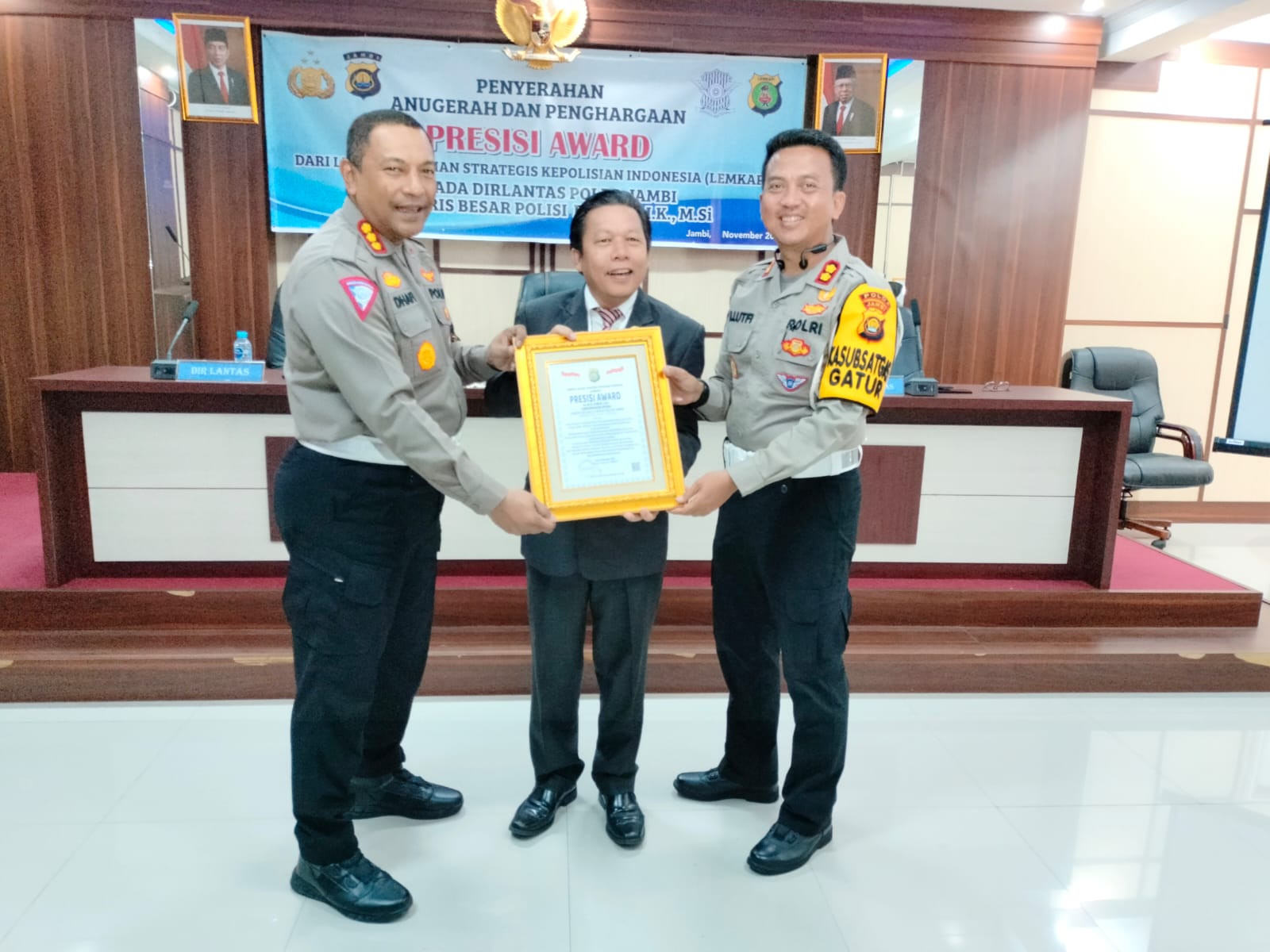 Berikan Pelayanan Terbaik Kepada Masyarakat, Ditlantas Polda Jambi Kembali Terima Anugerah dan Penghargaan Presisi Awards dari LEMKAPI