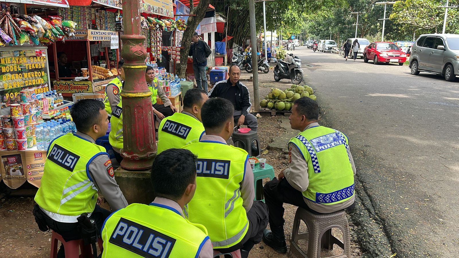 Momen Irjen Pol A Rachmad Wibowo Kapolda Sumsel Sambangi Personelnya saat Bertugas dan Ajak Ngopi di Warung Kaki Lima