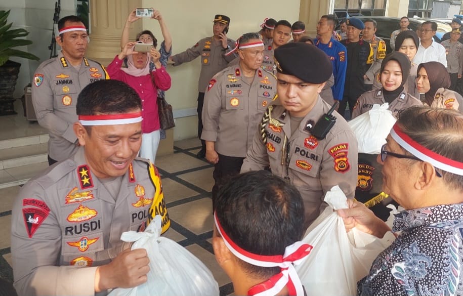 Kapolda Jambi Serahkan Bantuan 12.000 Paket Sembako Untuk Masyarakat