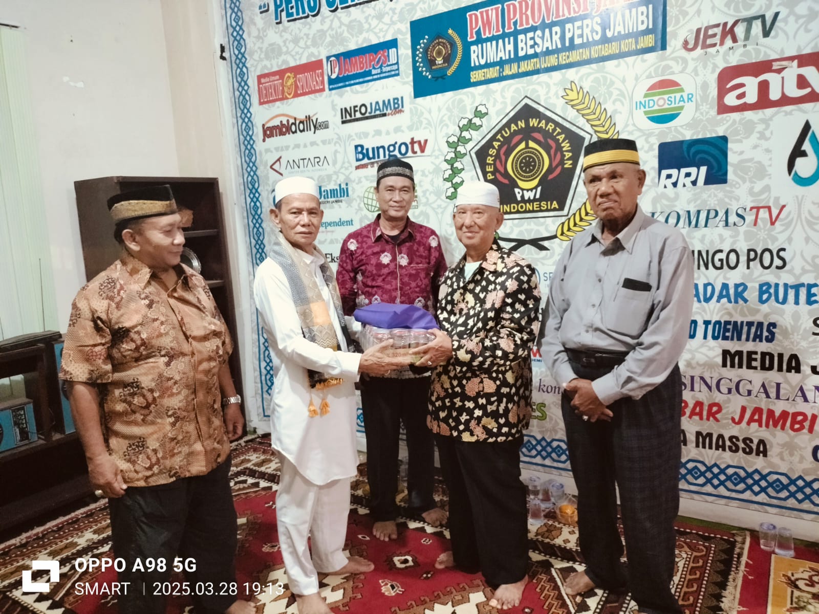 PWI Jambi Berbagi Kebersamaan dalam Buka Puasa dan Paket Lebaran