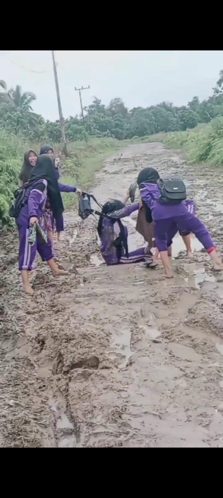 Warga Pangkal Duri Posting Jalan Rusak, Malah Diancam Pidana oleh Perangkat Desa