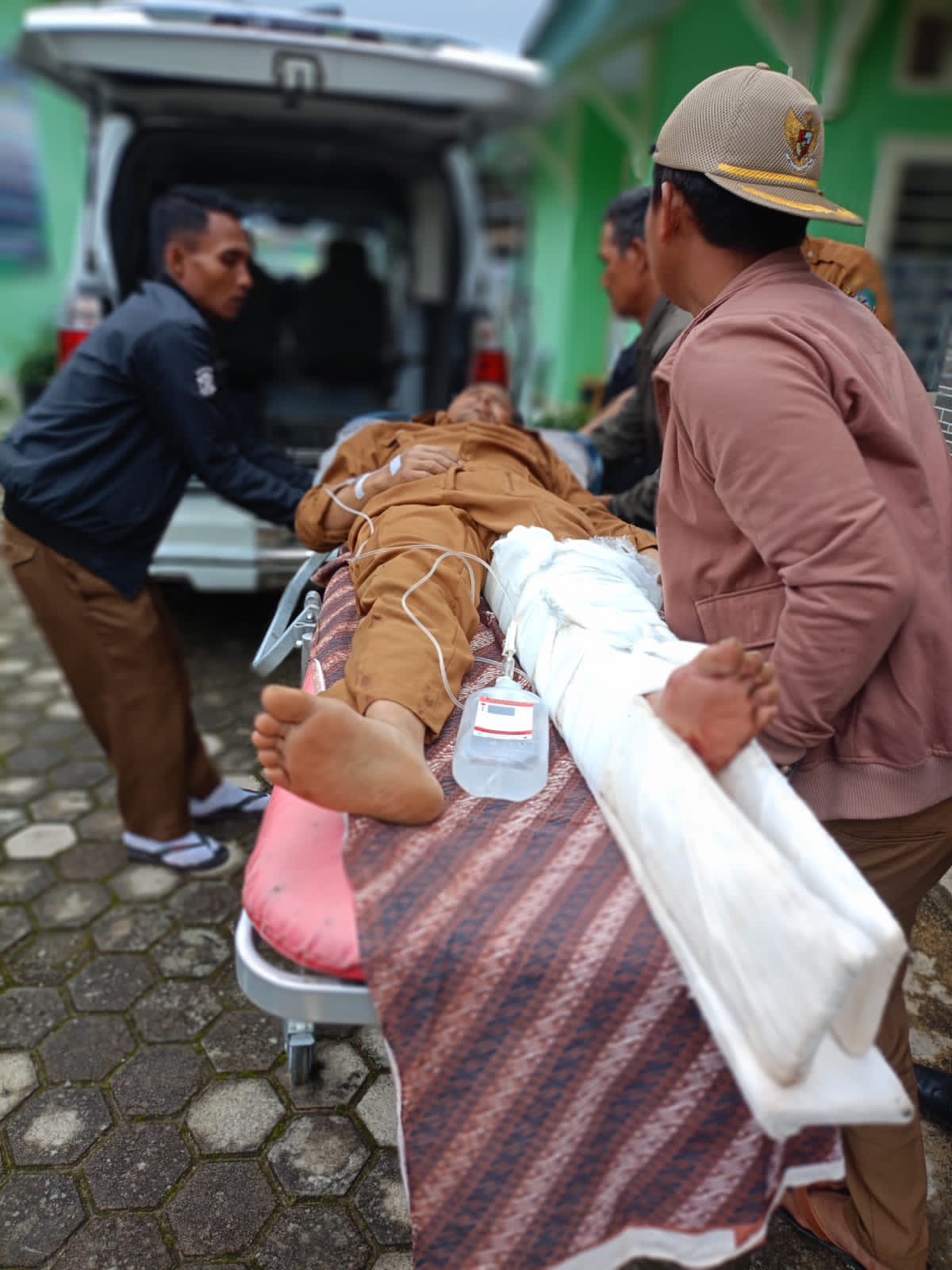 Kades Gunung Labu Alami Insiden Tertimpa Kayu Saat Tinjau Pembukaan Jalan