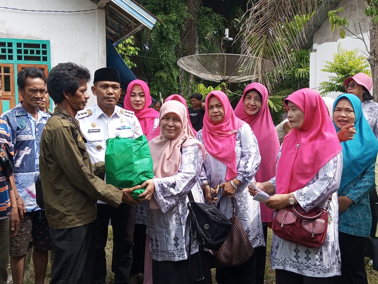 BKOW Provinsi Jambi Anjangsana ke Warga Suku Anak Dalam di Sarolangun