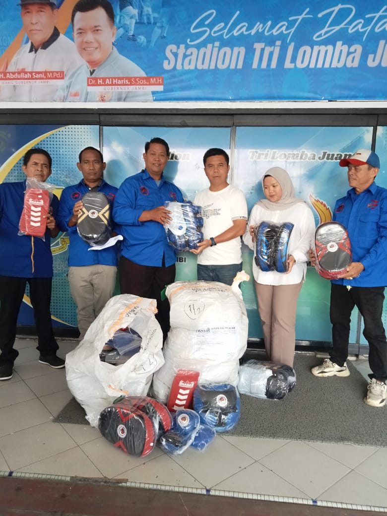 Ketua KONI Serahkan Bantuan Peralatan MMA