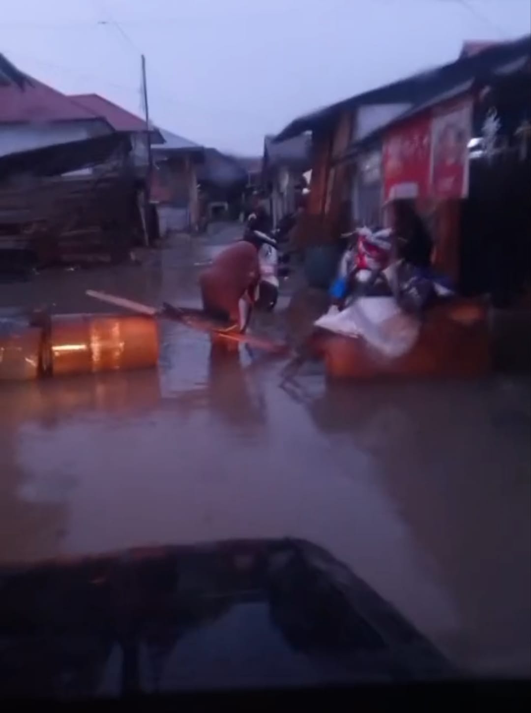 Janji Tinggal Janji! Emak-Emak Tutup Jalan Rusak di Kubang Agung, Kesal Dibohongi Calon Legislatif