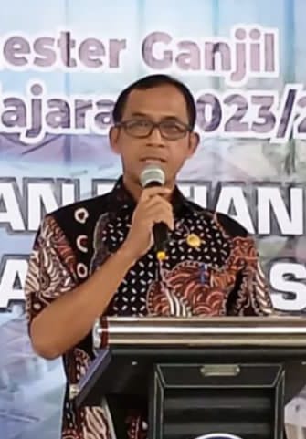 Guru Hebat, Bangsa Kuat: Pesan Inspiratif Kepsek SMA Titian Teras Karnama Wiyadi di Hari Guru Nasional 2024