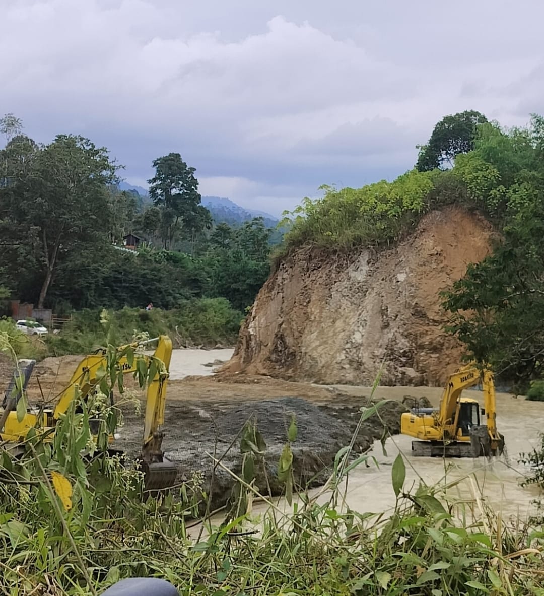 Diduga Ilegal! Alat Berat Milik Putra Wijaya Keruk Sungai Batang Merao, Masyarakat Tuntut Aparat Bertindak Tegas
