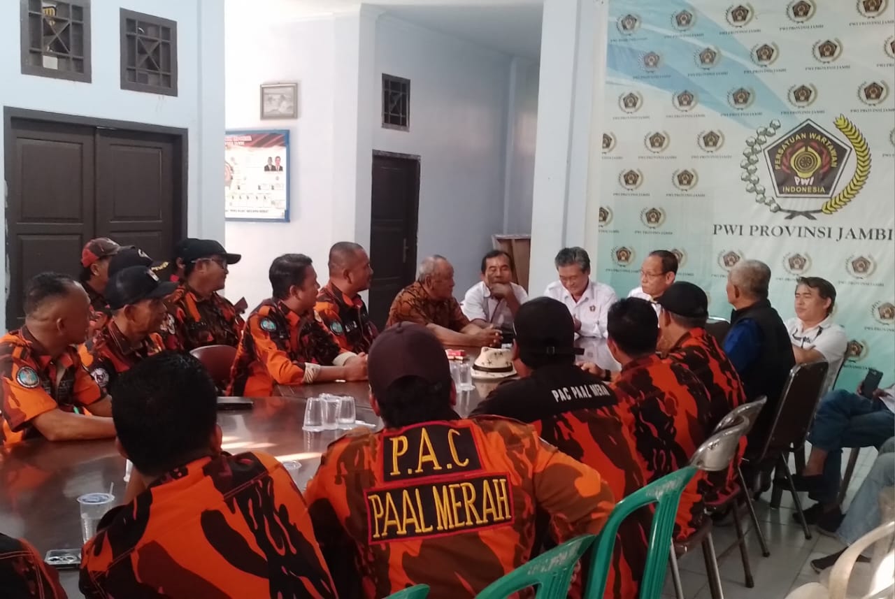 Pemuda Pancasila Kota Jambi Kunjungi Sekretariat PWI Jambi, Tanya Soal Tugas Wartawan