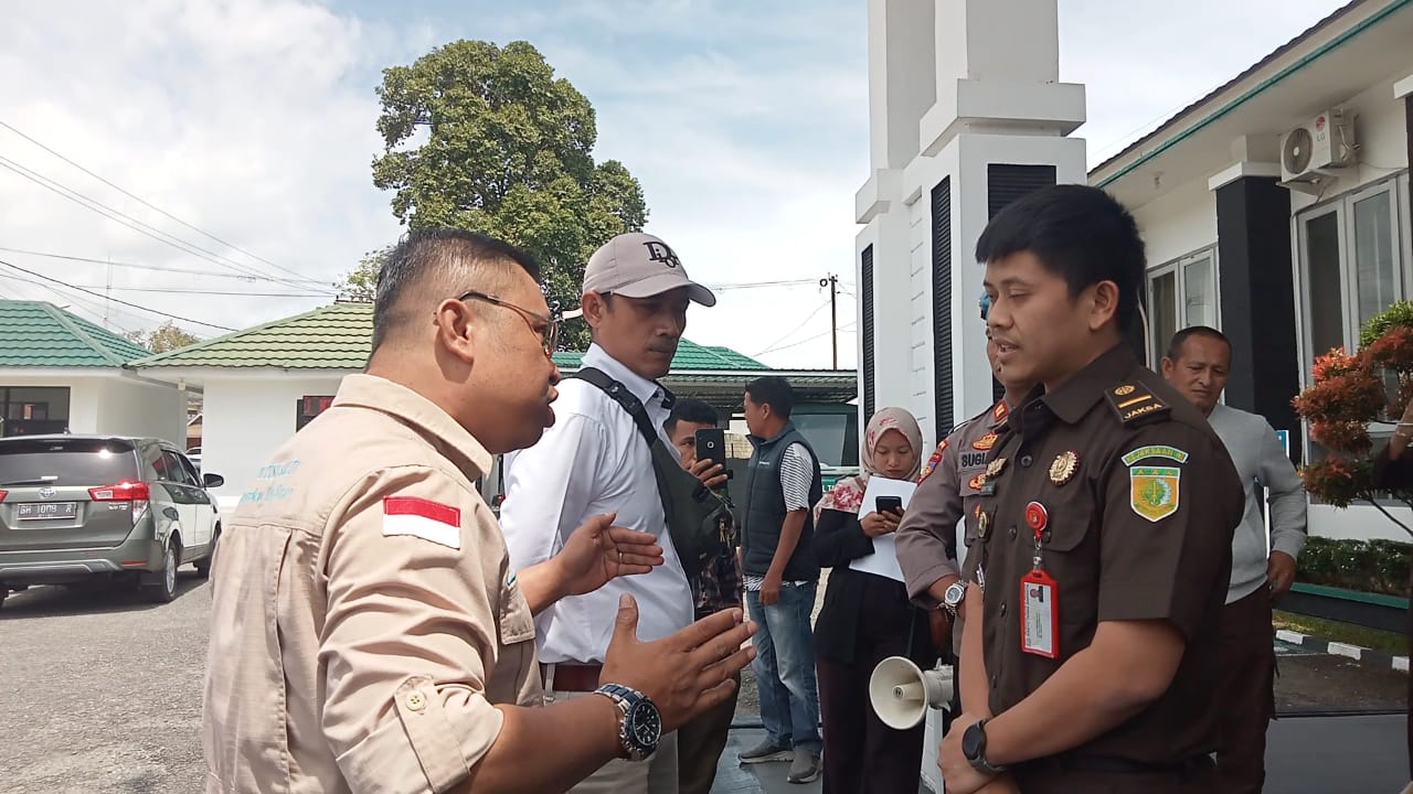 Pihak Kejaksaan Negeri Sungai Penuh Terkesan Arogan Hadapi Aksi Demo LSM Petisi Sakti,