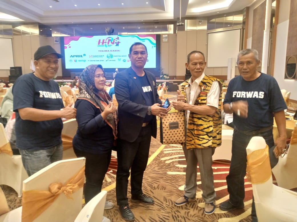 Ketua PWI Jambi H.R. Ridwan Agus Disanjung di HPN Riau, Buah Tangan dari Solok Jadi Simbol Kehormatan