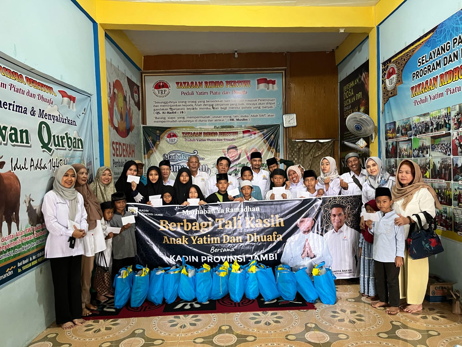 Ketua Kadin Jambi Berikan Takjil kepada Yatim Piatu dan Kaum Dhuafa: Wujud Perhatian kepada Sesama