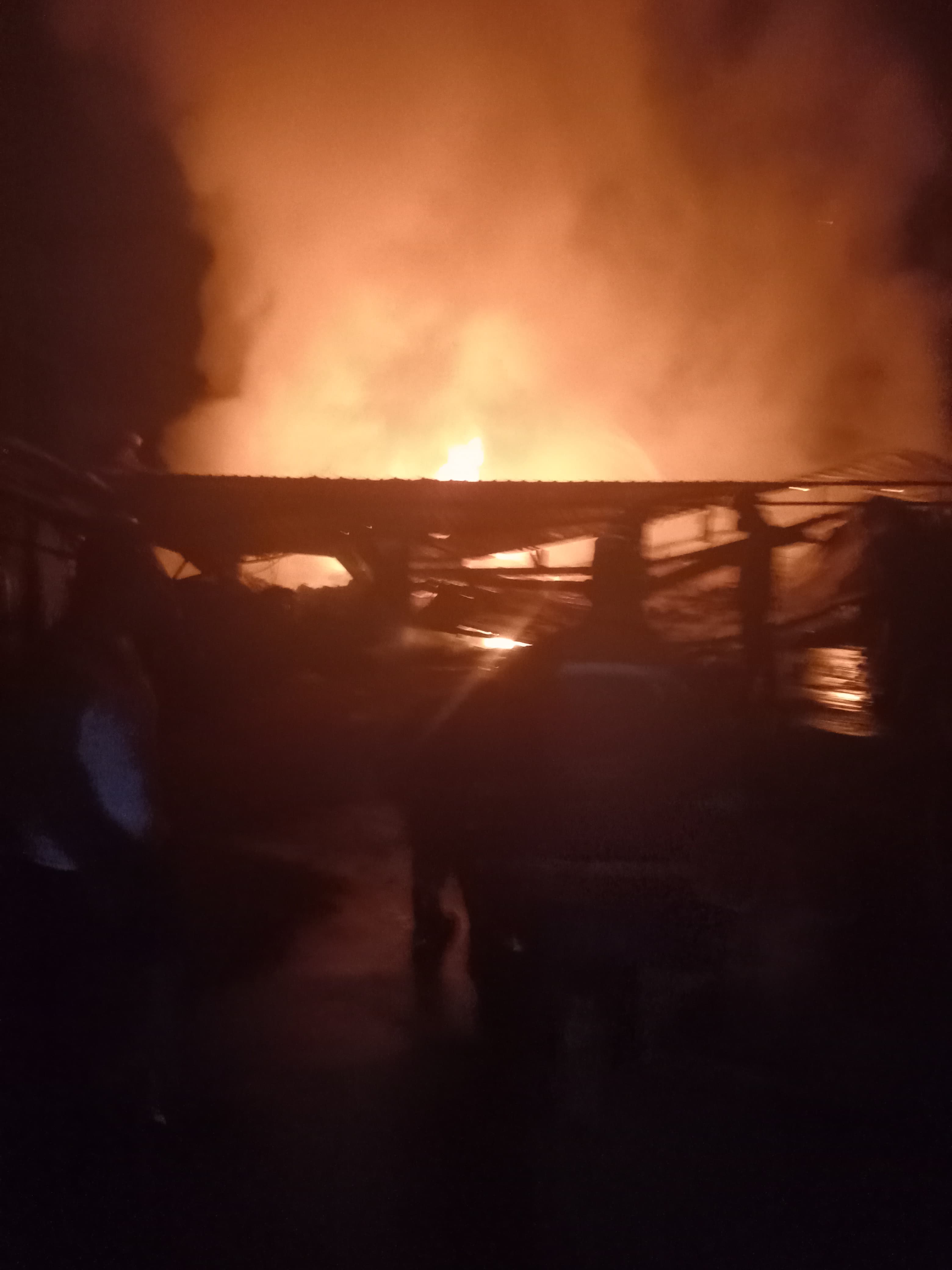 Gudang Diduga Tempat Pengolahan Oli Ilegal Terbakar Hebat di Eka Jaya, Warga Panik