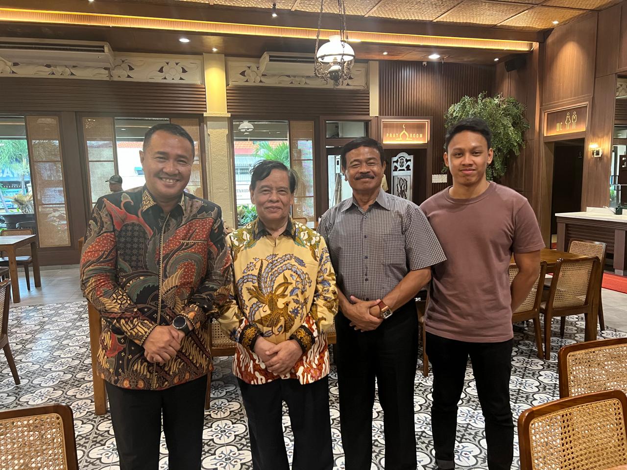 Wali Kota Sungai Penuh Alfin Hadiri Resepsi Pernikahan Putra Pengusaha Nasional di Surabaya