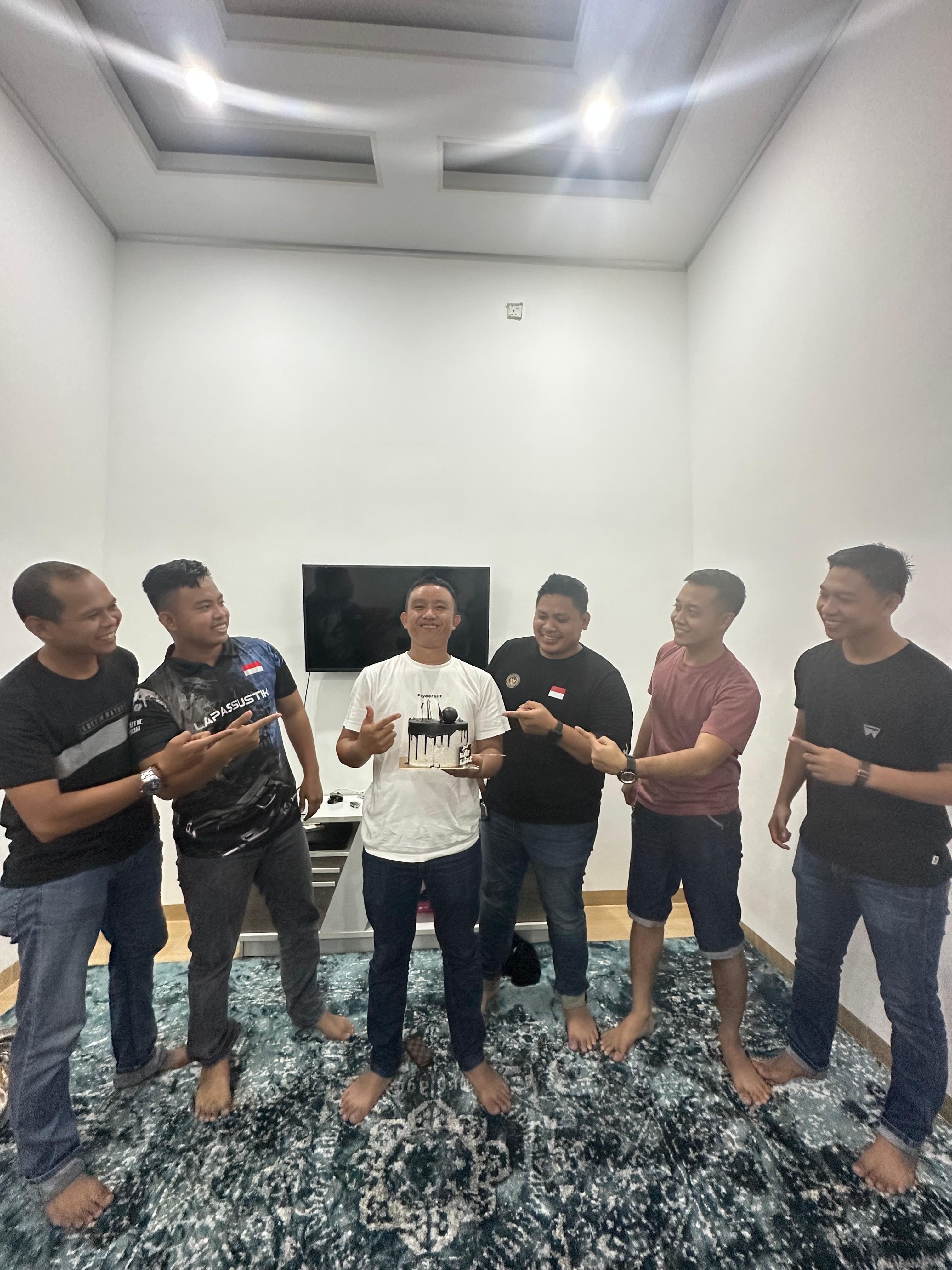 Ulang Tahun ke-36, Kepala KPLP Lapas Narkotika Sabak Dapat Kejutan Manis dari Staf