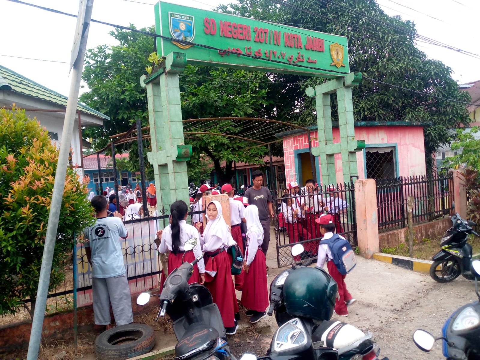 Hari Pertama Sekolah di SD 207/IV Kota Jambi Disambut Antusias, Jalan Raya Dipadati Wali Murid