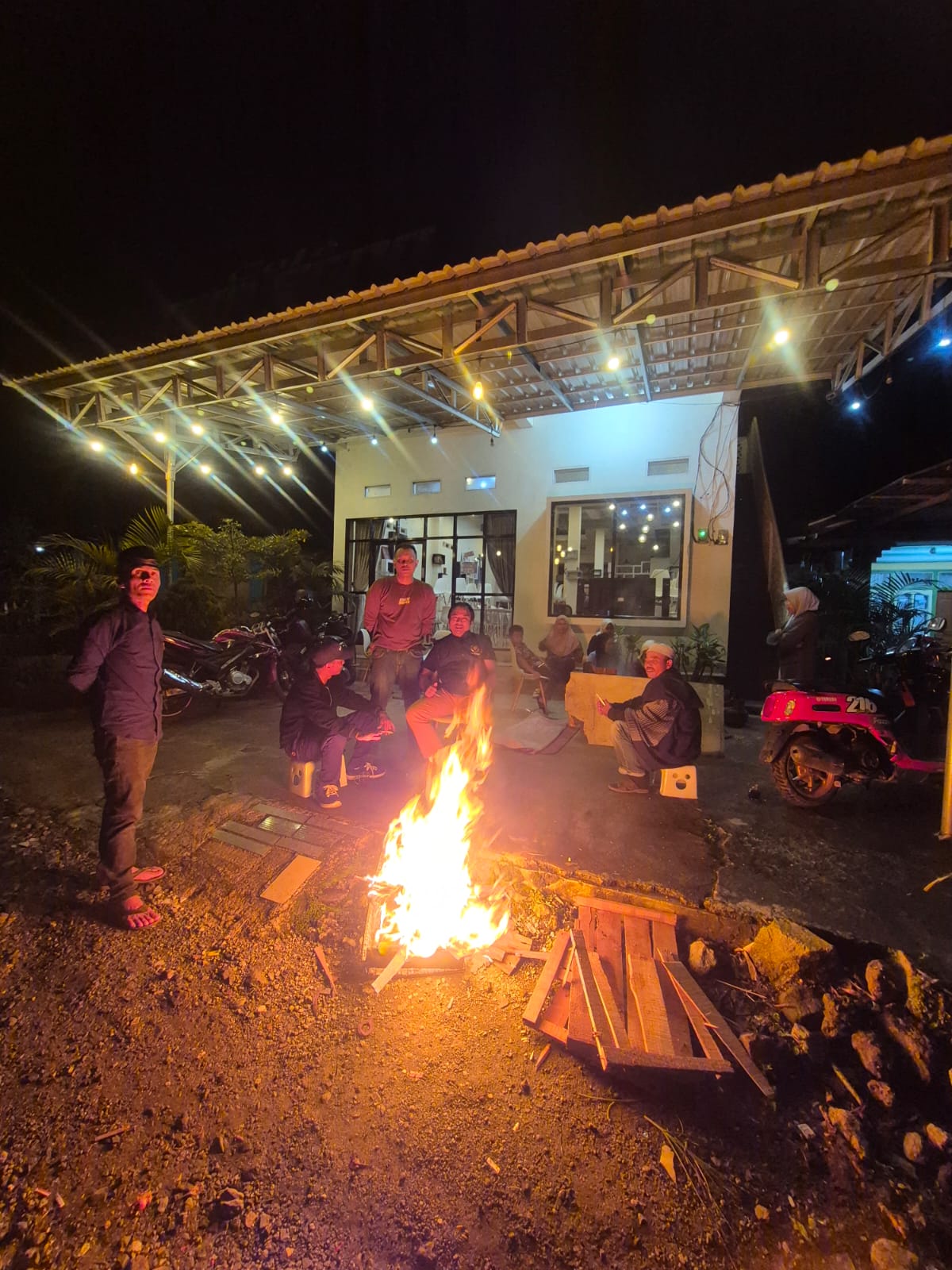 Hangatnya Api Unggun di Kaki Gunung Kerinci: Tradisi Malam yang Tetap Hidup di Kayu Aro