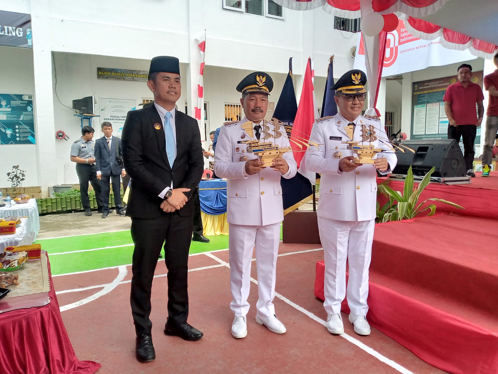 Karutan Kelas II B Sungai Penuh Serahkan Cenderamata kepada Bupati dan Wali Kota di Momen Remisi HUT RI ke-80