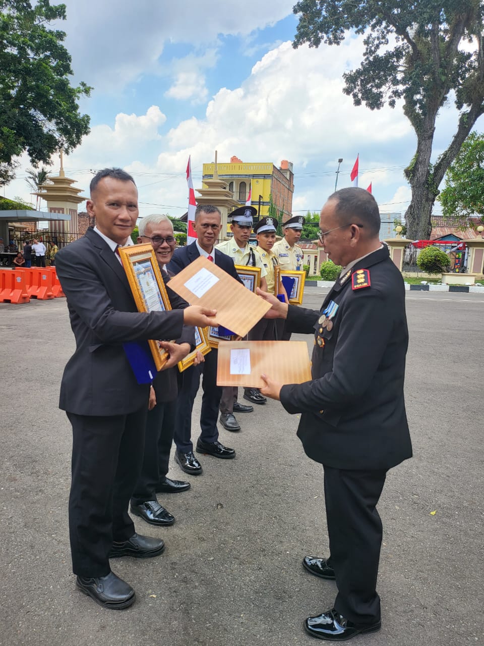 Aripin Pimpin PT Siginjai Bintang Sakti Raih Dua Penghargaan Bergengsi dari Polda Jambi