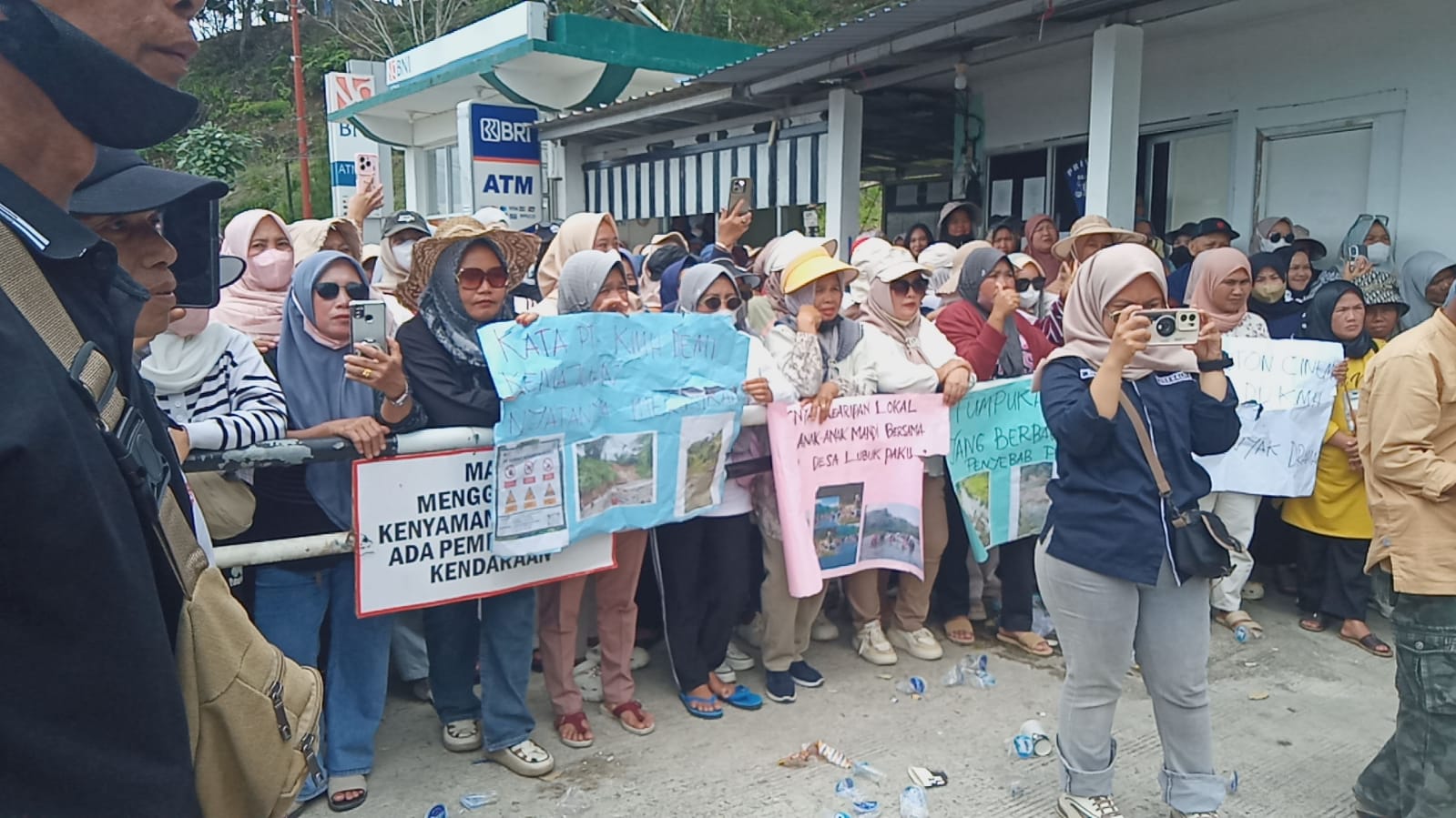 Ratusan Warga Lubuk Paku Geruduk Kantor PLTA Kerinci, Protes Sungai Dipenuhi Sampah dan Berbau