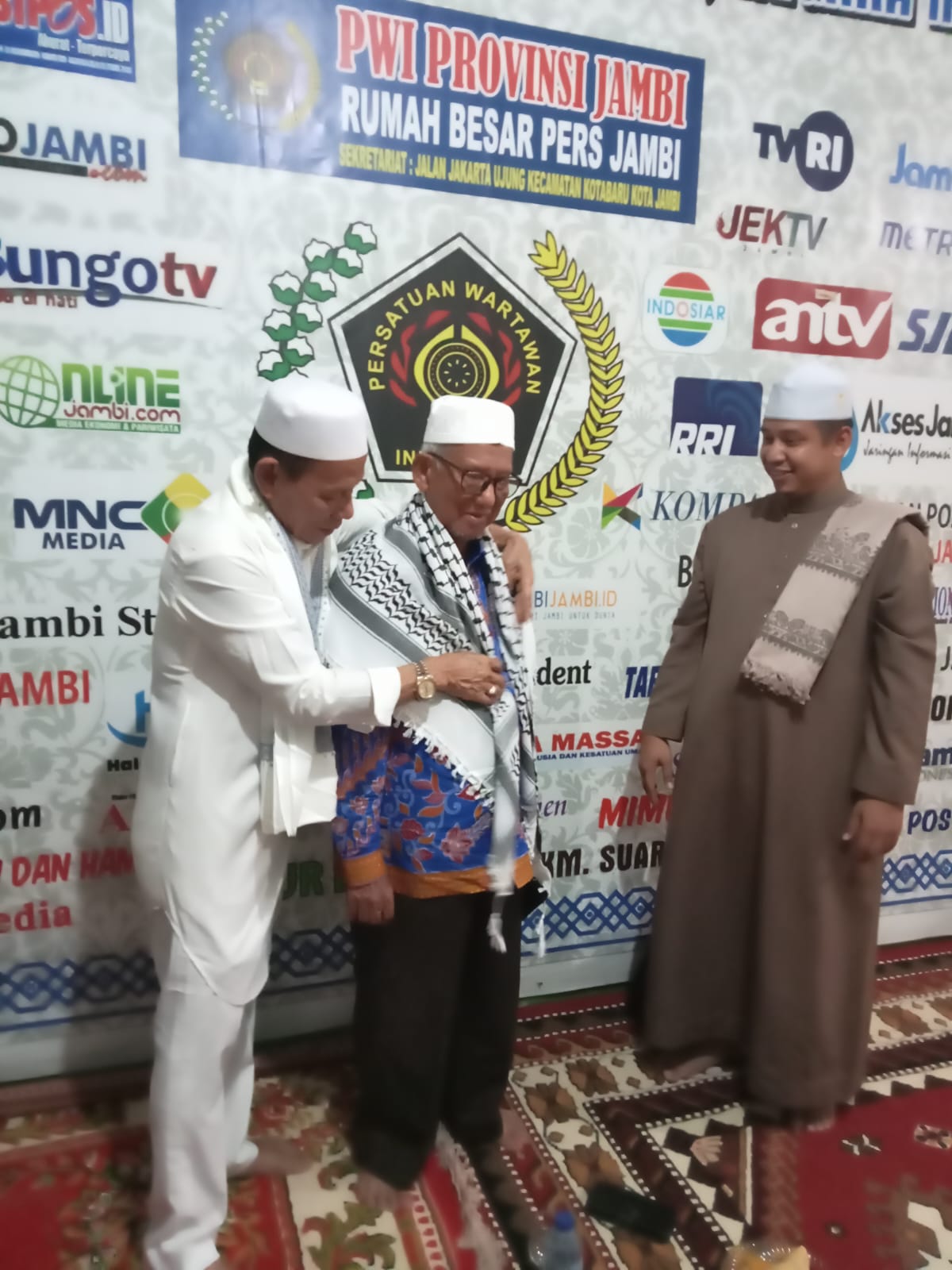 Ketua PWI Lepas Keberangkatan Umroh Anggota PWI
