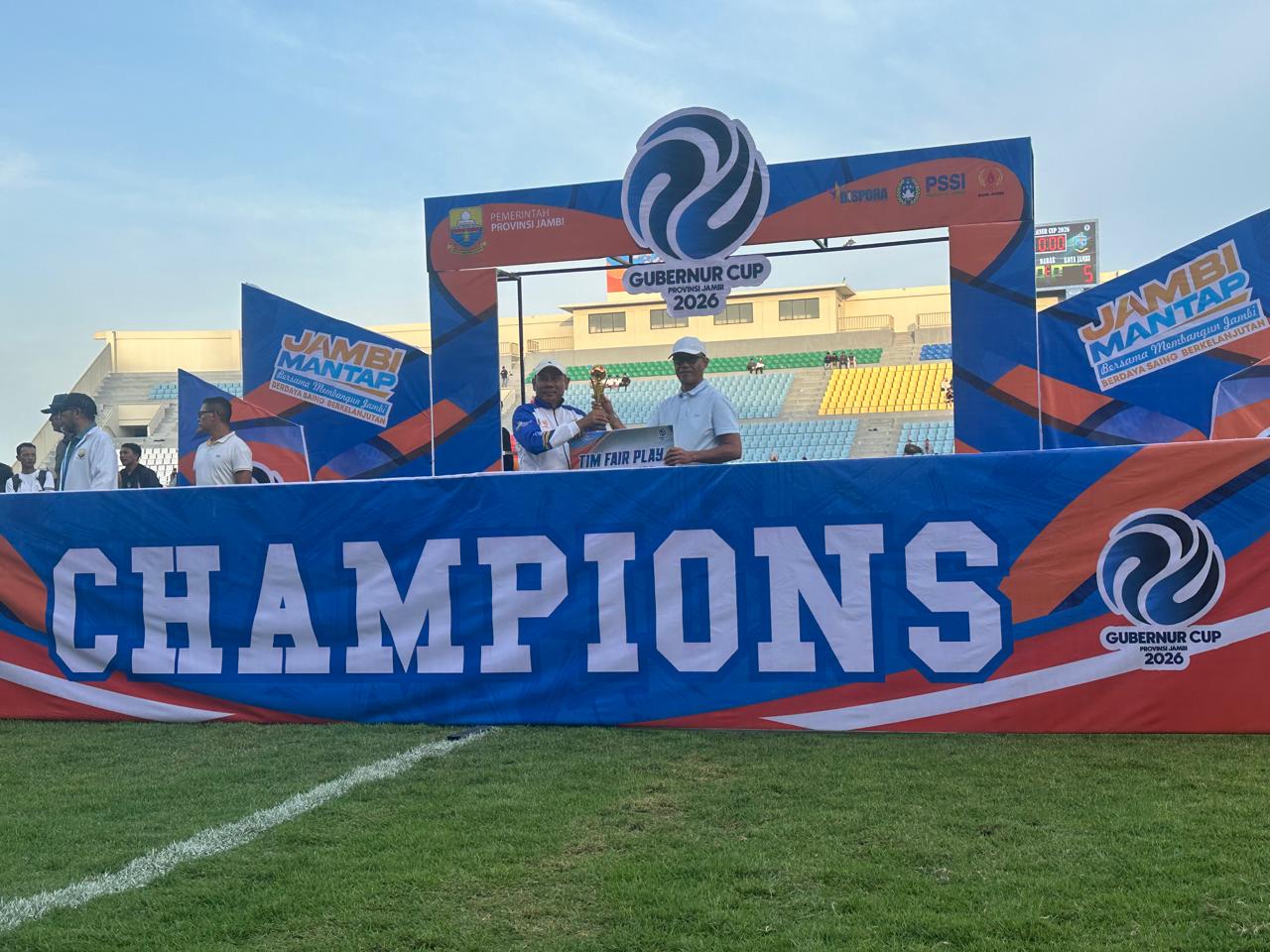 Ketum KONI Jambi Hadiri Final Gubernur Cup 2026, Ikut Serahkan Hadiah