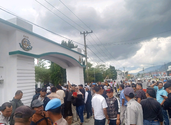 Panggung Panas Playang Raya: LSM Mengepung, Kades Masih Melenggang – Kejaksaan Diuji