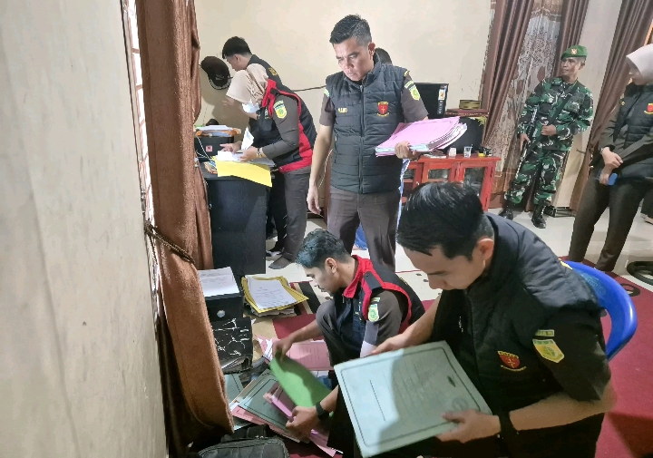 Geger! Kejari Sungai Penuh Geledah Rumah dan Kantor Kades Muara Emat — Apakah Kades Pelayang Raya Menyusul?